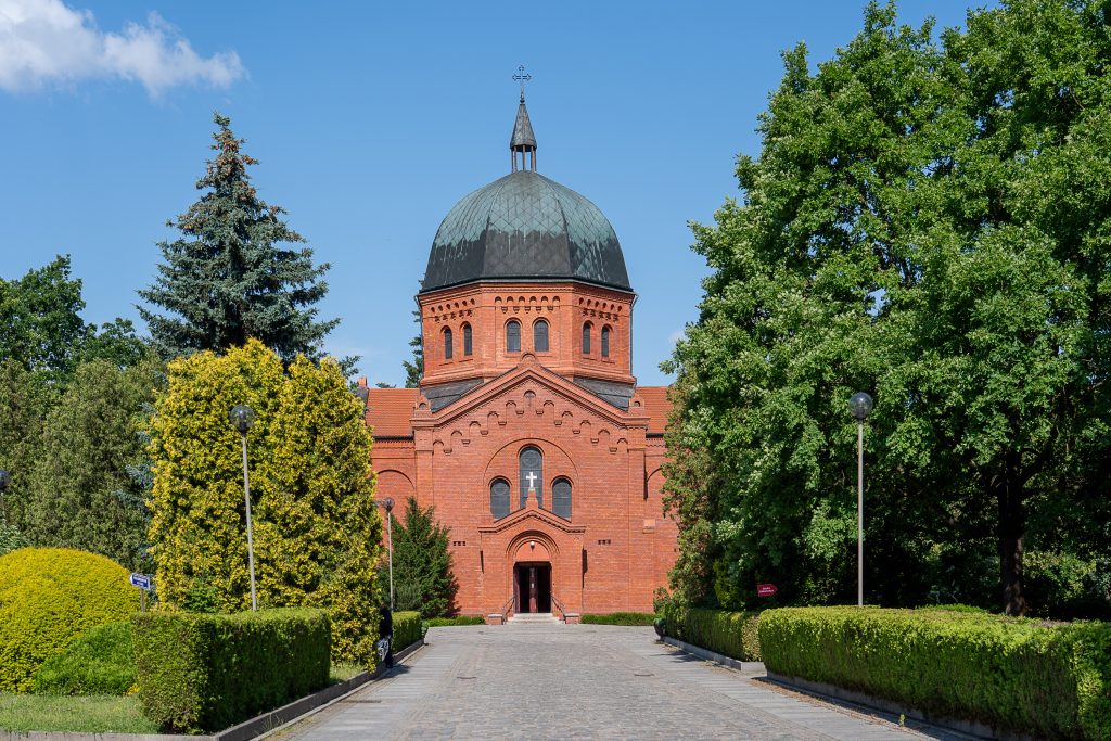 Kaplica neoromańska na Cmentarzu Grabiszyńskim we Wrocławiu - ceglana budowla z kopułą z 1882 roku