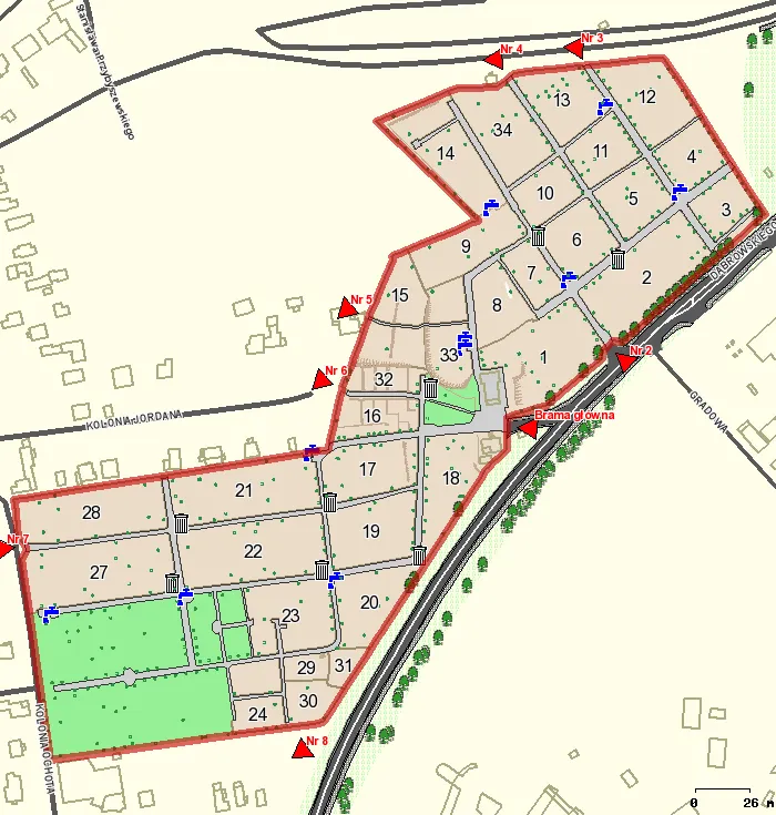 Plan Cmentarza Garnizonowego w Gdańsku z podziałem na 33 kwatery, zaznaczoną bramą główną od ul. Dąbrowskiego i wejściami nr 2–8